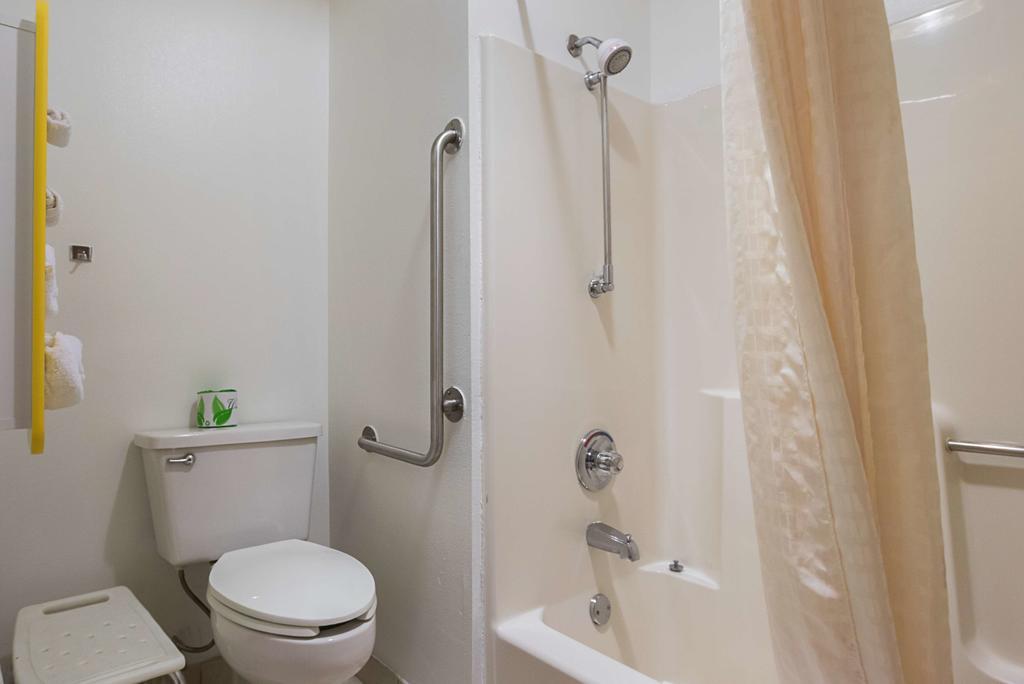 Queen Room - Disability Access - Non-Smoking
